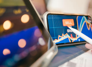 Trader mehrerer Märkte prüft Bitcoin-, Ethereum- und Forex-Optionen